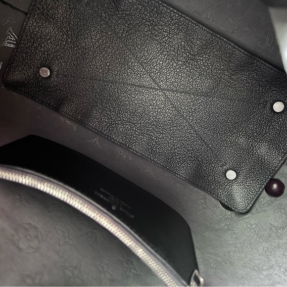 Louis Vuitton Carmel Mahina Noir - Picture 11 of 17